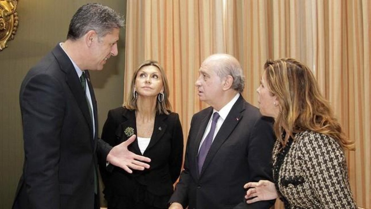 El ministro del Interior, Jorge Fernández Díaz, junto a Xavier García Albiol, María de los Llanos de Luna y Alicia Sánchez-Camacho.
