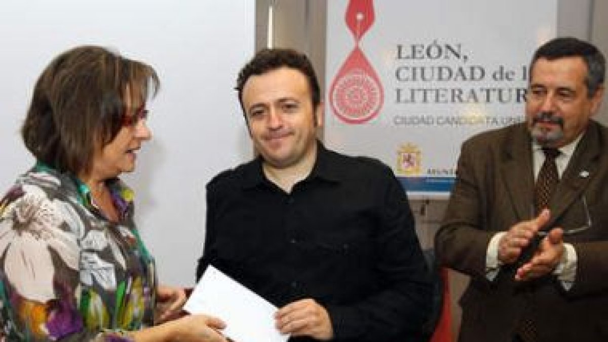Evelia Fernández entregó el premio al ganador del año pasado.