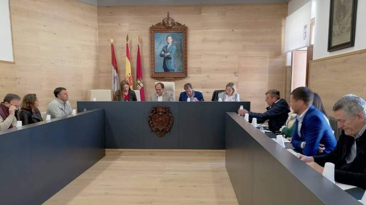 El Consejo Agrario de León se reunió ayer en el Ayuntamiento de La Bañeza y estuvo presidido por el alcalde, Javier Carrera. DL