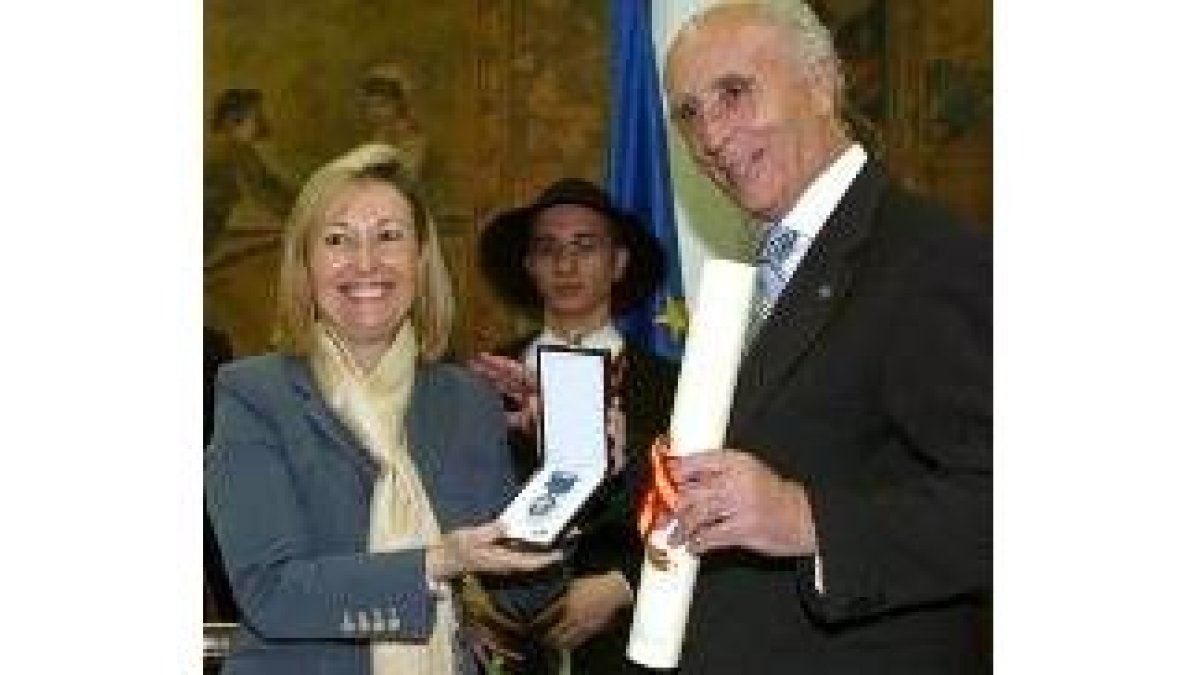La leonesa Amparo Valcarce entrega la medalla a Evaristo García