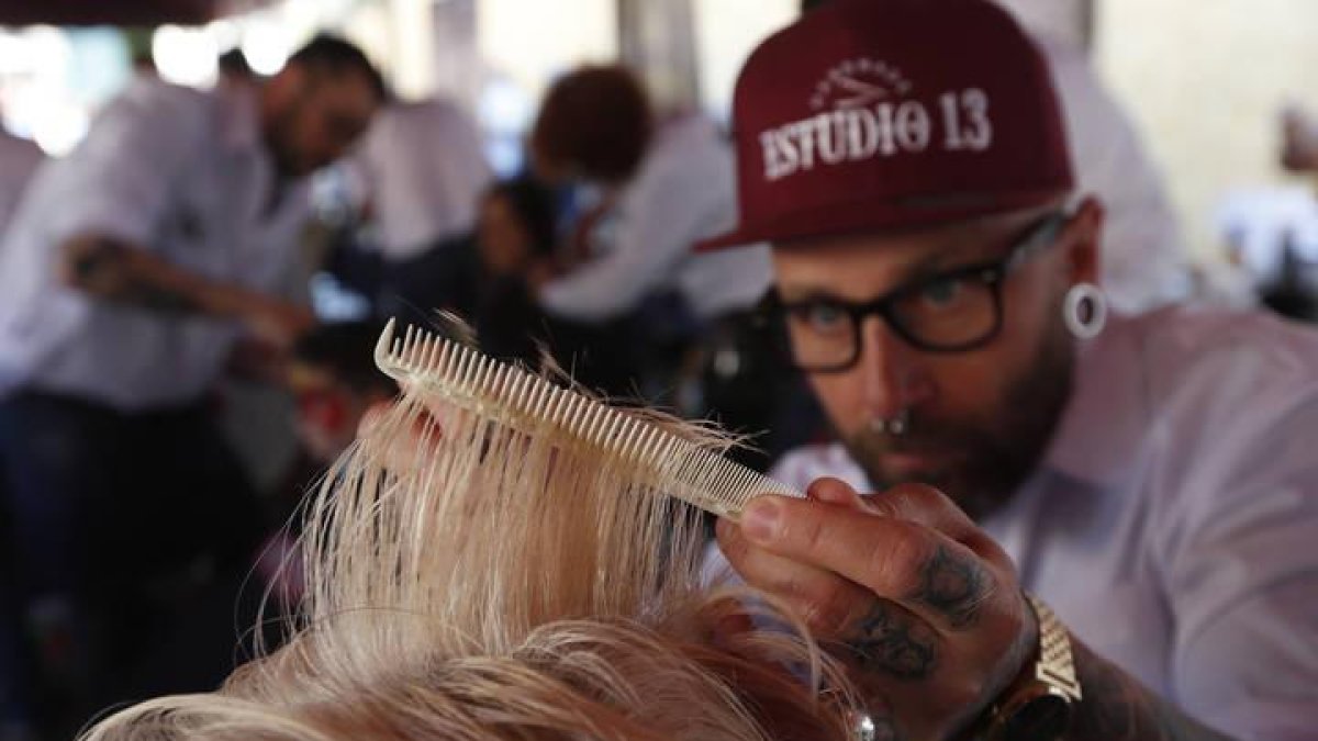 Los peluqueros solidarios volverán a tomar mañana la plaza San Marcelo