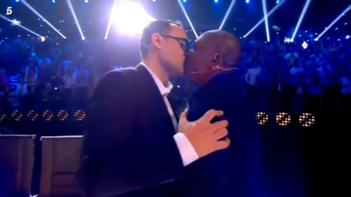 El beso en los labios de Risto Mejide y el ilusionista cubano Joel Armando, ganador de 'Got Talent Magic', en Tele 5.