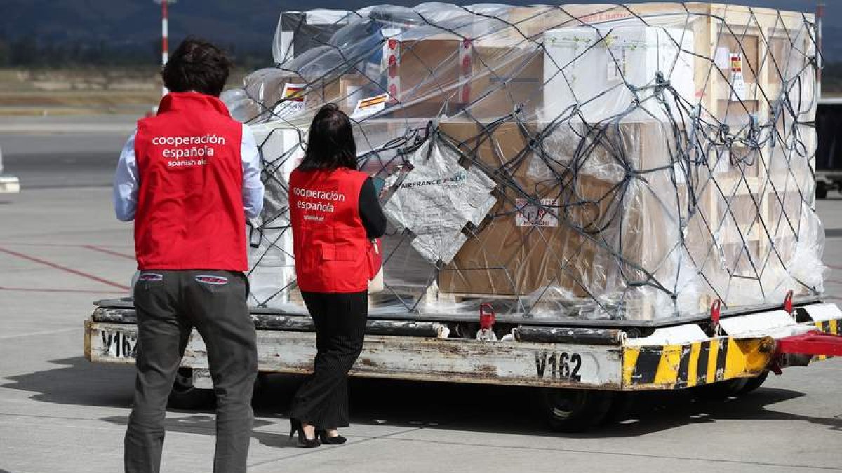 Llegada de un cargamento con más de 100.000 vacunas al aeropuerto en Quito. JOSÉ JÁCOME