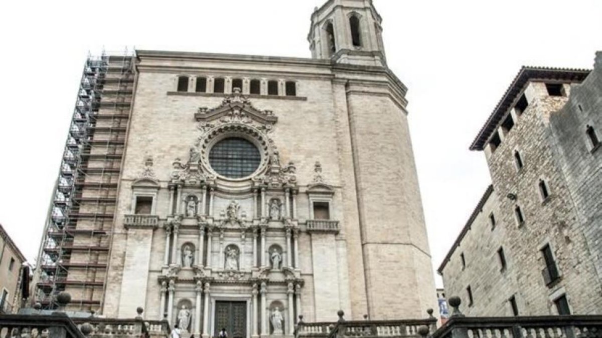 La plaza de la catedral de Girona, donde se halla la Casa Pastors.