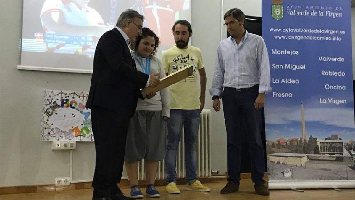 David Fernández, Andrea, Víctor Álvarez y Emilio Orejas en el homenaje a la arquera de La Virgen por su éxito en la Copa del Mundo. DL
