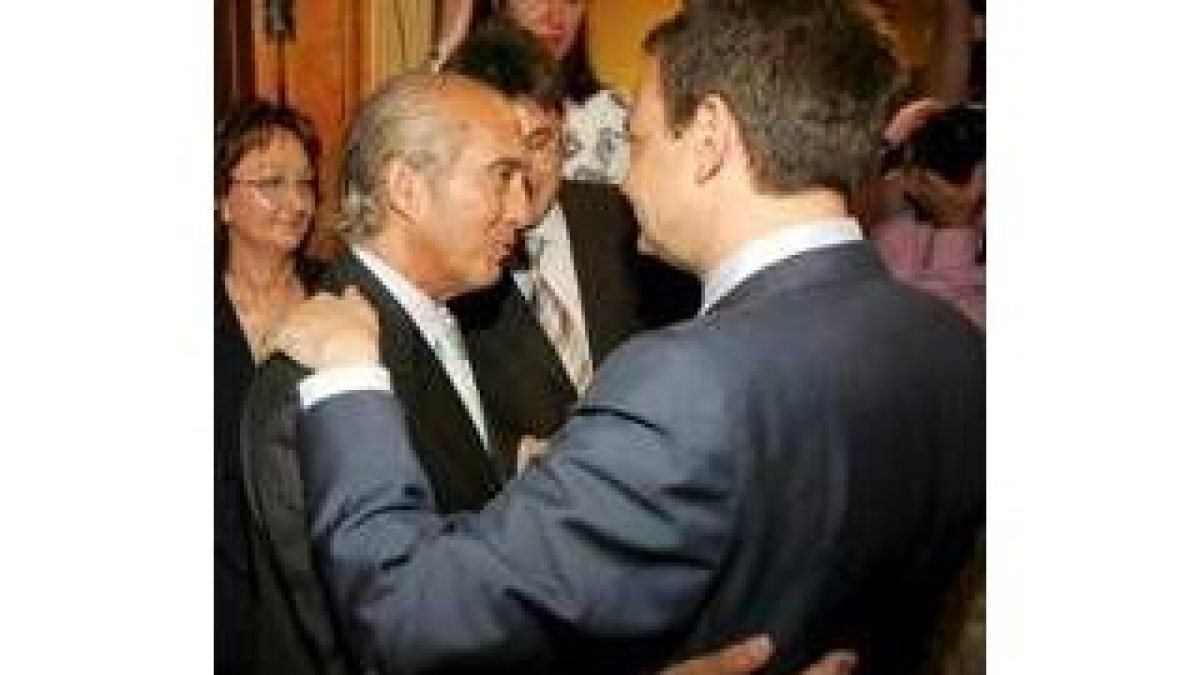 José Elías Fernández Lobato saluda a Zapatero, en una imagen de archivo
