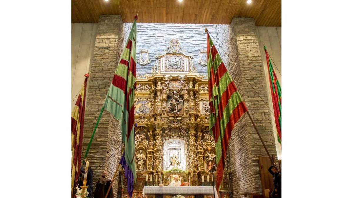 Los pendones de los ayuntamientos del Voto honran a la Virgen del Camino. F. OTERO PERANDONES