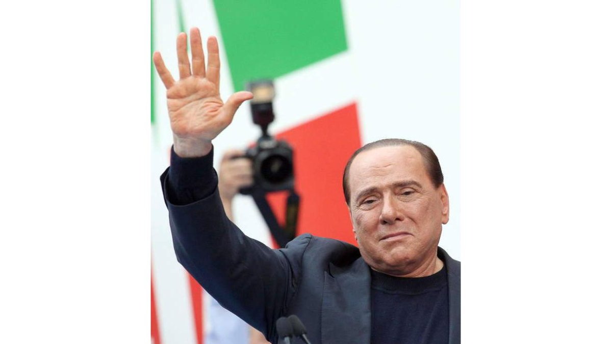 Berlusconi, emocionado, saludando ayer en Roma.
