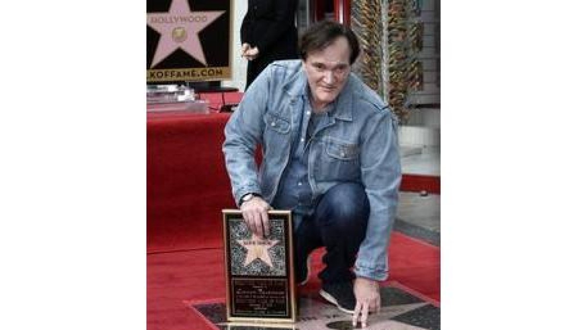 Quentin Tarantino posa junto a su estrella.
