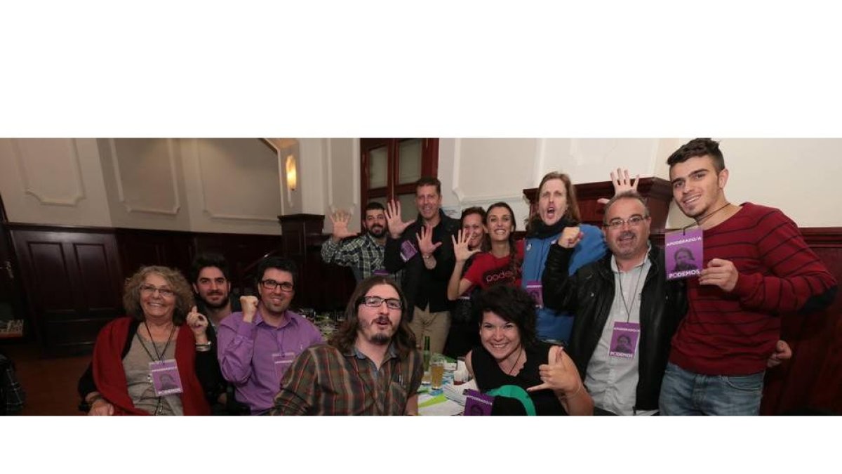 Los componentes de Podemos de León celebran ayer sus resultados