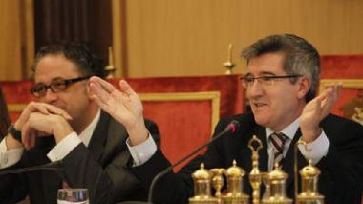 Javier Chamorro, vicealcalde, junto a Francisco Fernández, alcalde, durante el Pleno celebrado ayer.