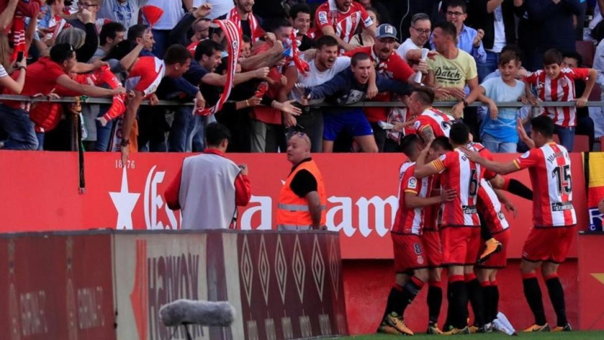 Los jugadores del Girona se abrazan tras marcar un gol al Madrid.