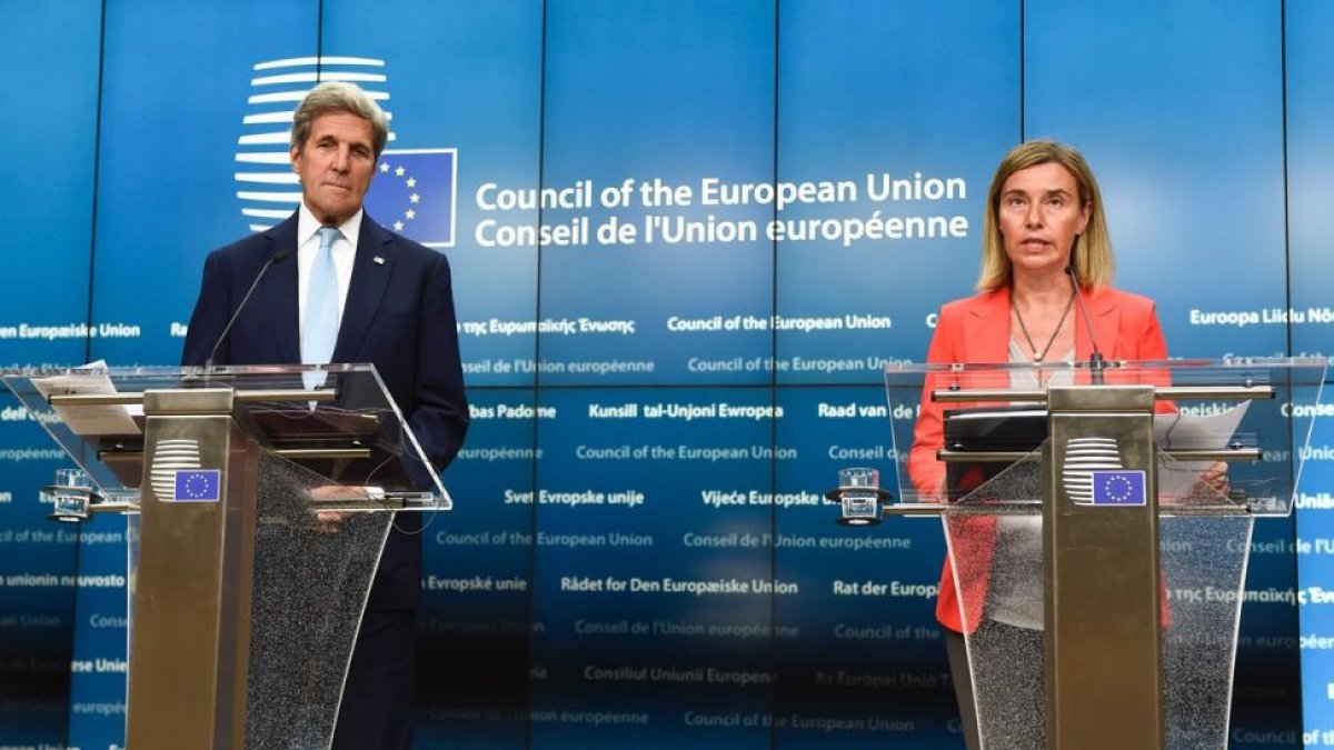 La jefa de la diplomacia europea, Federica Mogherini, y el secretario de Estado de EEUU, John Kerry, esta mañana en Bruselas.