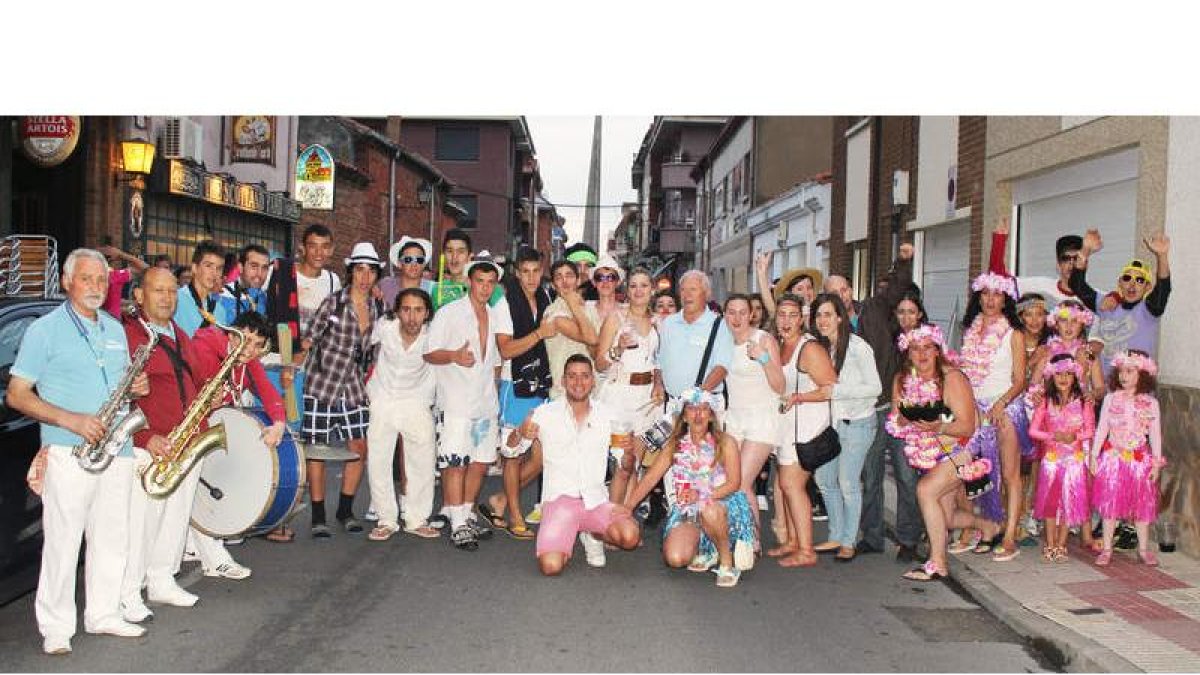 Vecinos de La Virgen del Camino celebraron su particular y veraniego carnaval, con temperaturas de Río de Janeiro.