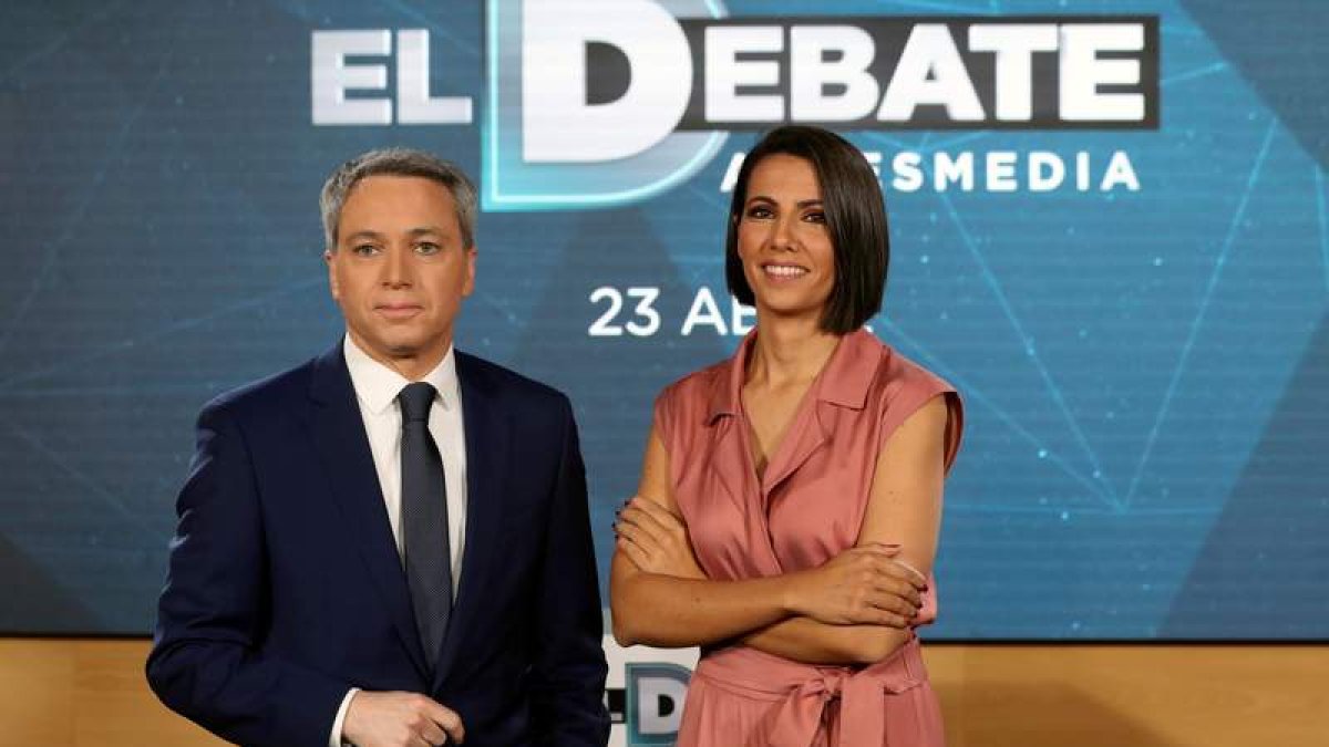 Ana Pastor y Vicente Vallés moderan el debate de Atresmedia. J. J. GUILLÉN