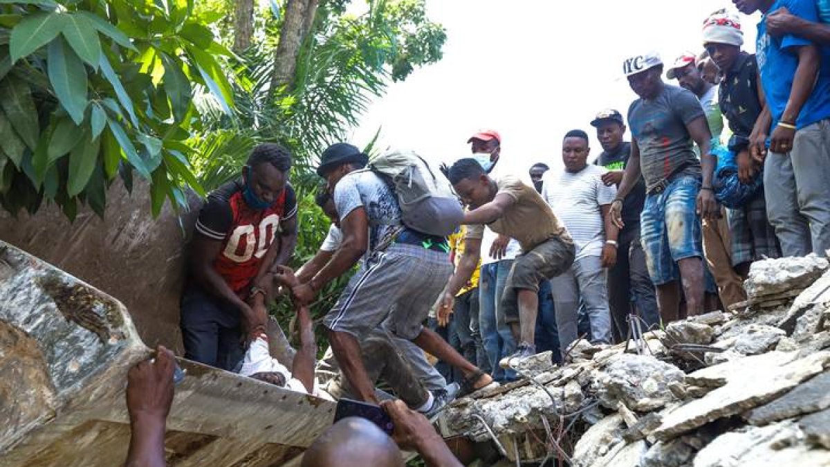 Grupos de personas realizan tareas de búsqueda de supervivientes tras un seísmo de 7,2 grados hoy, en Los Cayos (Haití). EFE/ Ralph Tedy Erol
