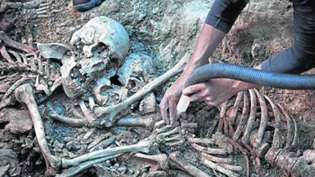 Trabajos de exhumación en una fosa común de la guerra civil, en el municipio de Gurb (Osona).