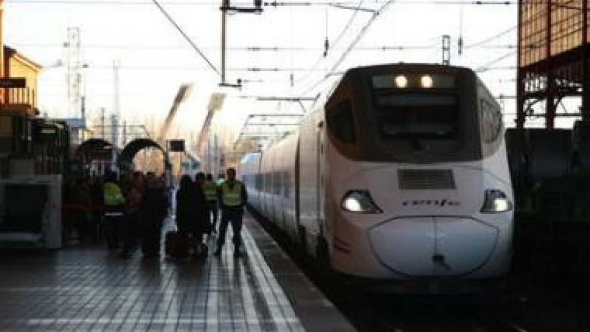 Llegada del Alvia, el tren más moderno que circula por León, por primera vez, en febrero del 2007.
