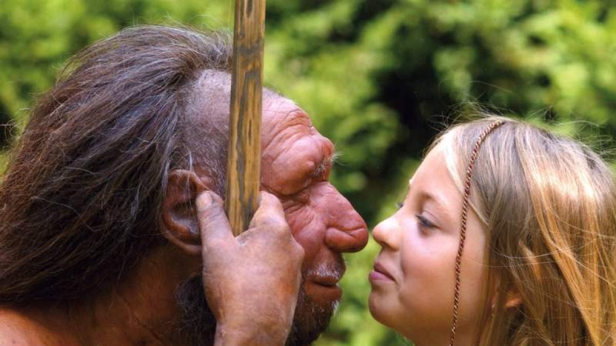 Imagen de un neandertal y un humano en el Museo Mettmann. DL