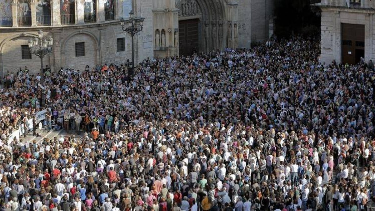Miles de personas han vuelto a desbordar hoy la Plaza de la Virgen de Valencia para expresar su apoyo a la Asociación Víctimas del Metro del 3 de Julio, que como cada día 3 desde hace siete años se ha concentrado para pedir responsabilidades por el accide