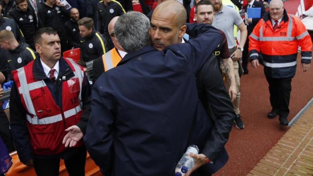 Mourinho y Guardiola se abrazan antes de empezar el derbi de Manchester.