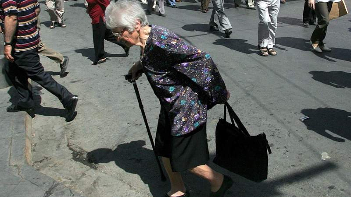 En la actualidad, la ratio entre cotizantes por pensionistas ha retrocedido en cerca de una década en España.