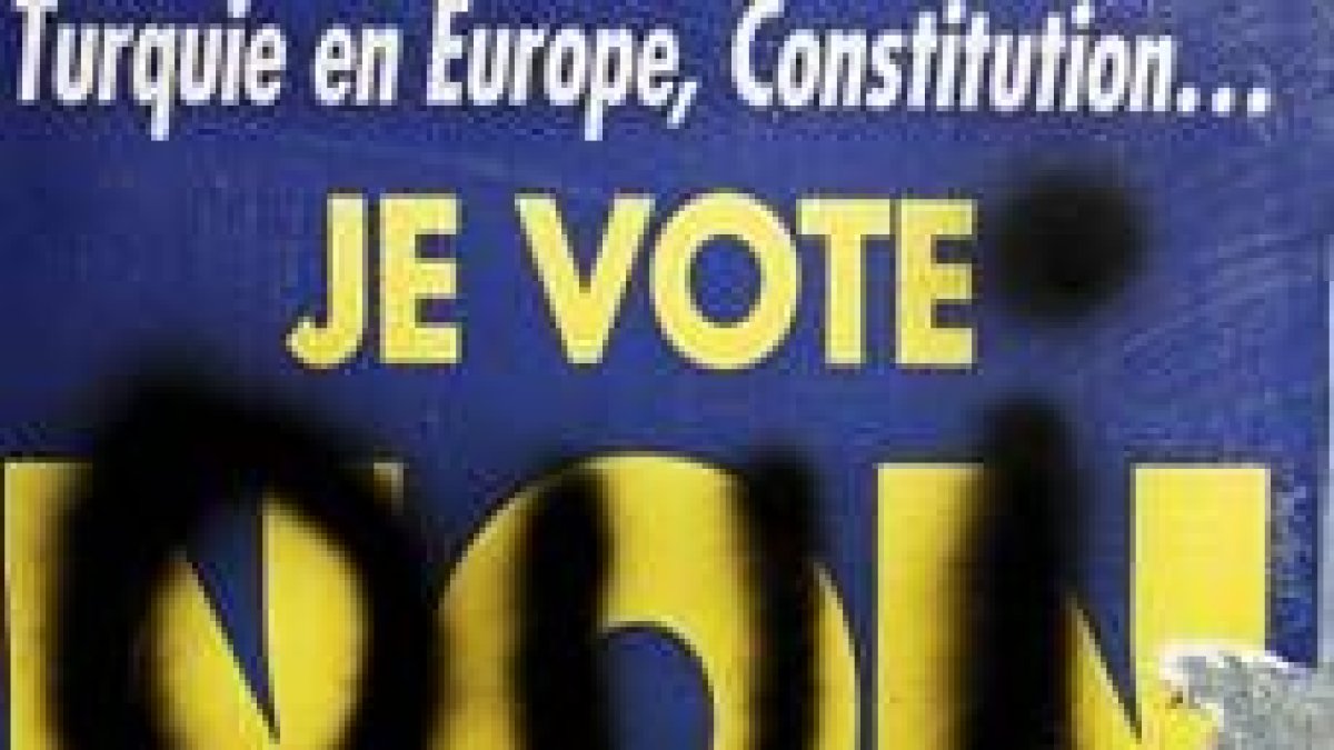 Un cartel en París pidiendo el no a la Constitción europea aparece con una pintada a favor del sí