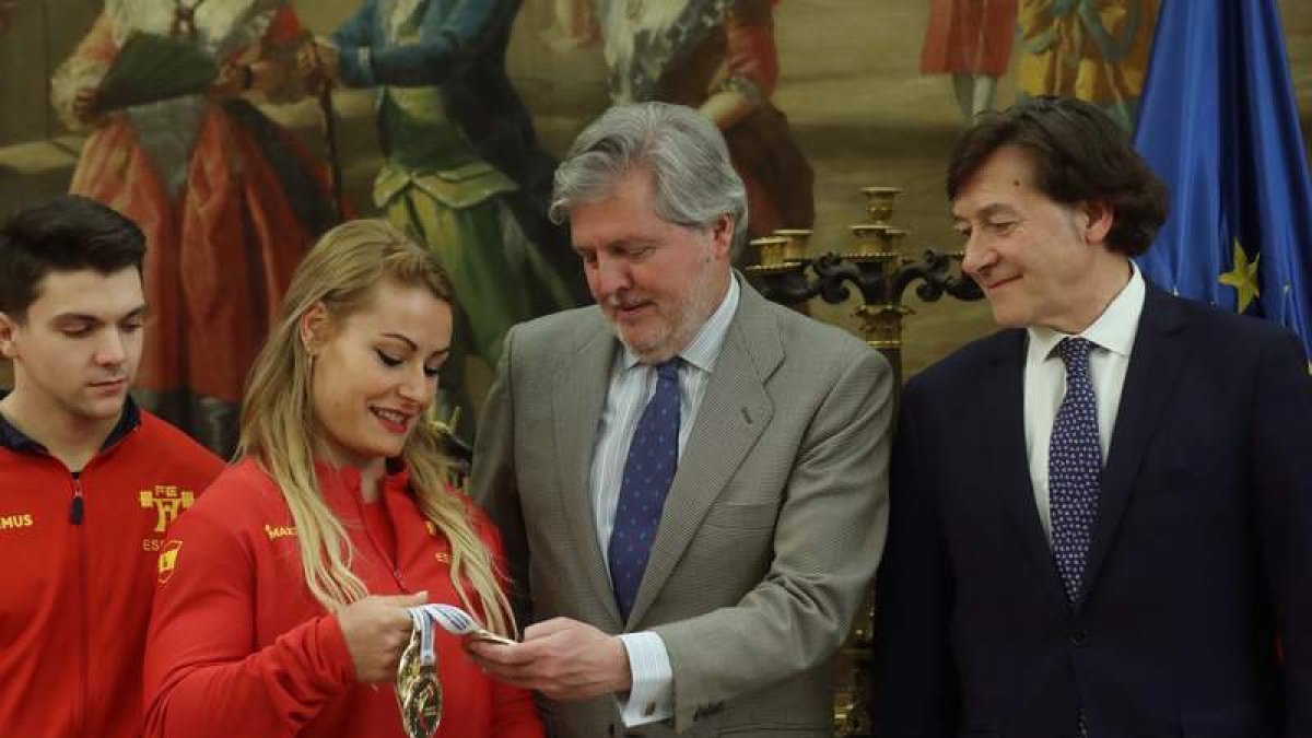 Lidia muestra sus medallas de oro conseguidas en el Europeo al ministro Méndez de Vigo. HUESCA