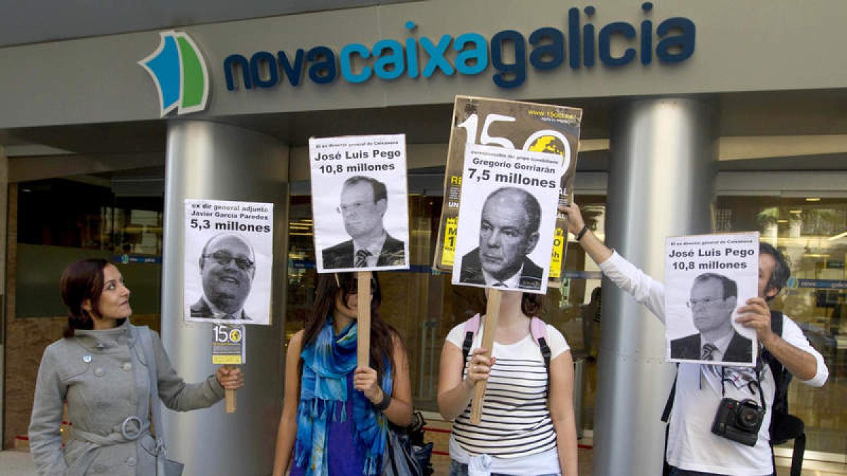 Un acto de protesta ante la sede de Novacaixagalicia en Vigo, en una imagen de archivo.