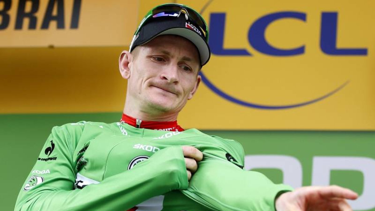 El ciclista alemán Andre Greipel del Lotto Soudal viste el maillot verde de la regularidad en el podio.