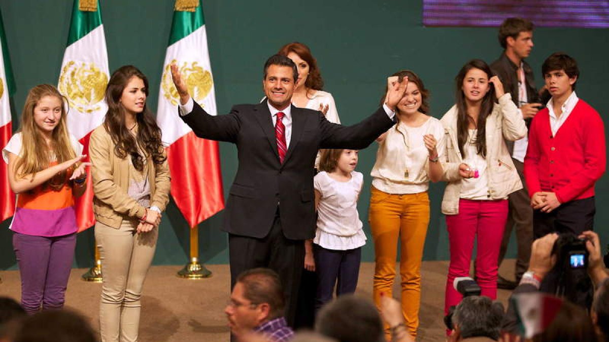 El candidato Enrique Peña Nieto con su esposa y sus hijos durante la celebración de ayer.