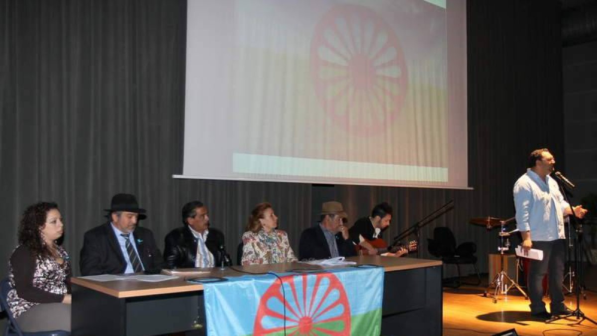 Representantes del colectivo gitano y del Ayuntamiento, en la celebración en León