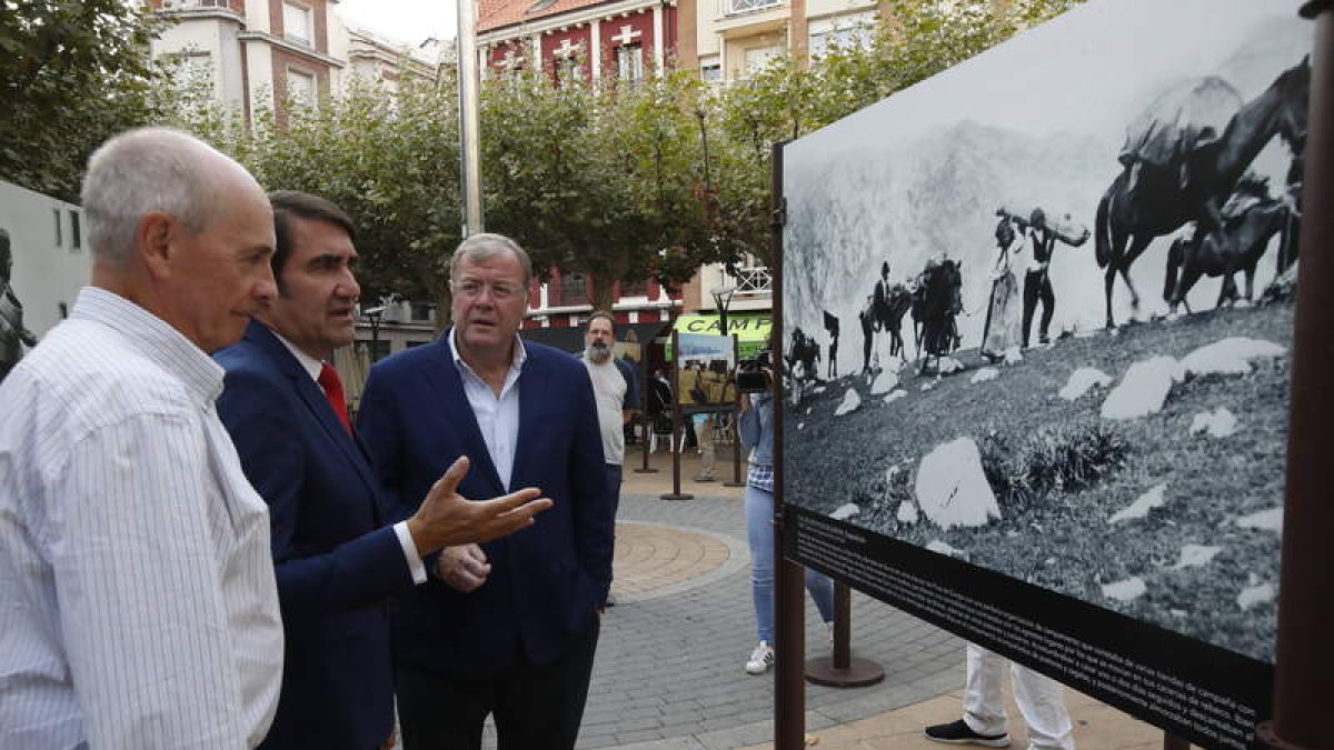 El codirector conservador del parque, Mariano Torre, el consejero, Juan Carlos Suárez-Quiñones, y el alcalde de León, Antonio Silván, inauguraron ayer la muestra. RAMIRO