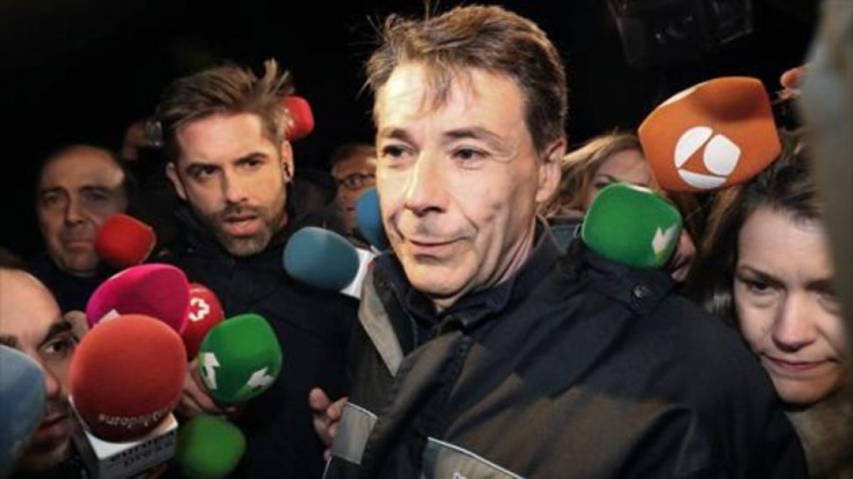 Ignacio González, rodeado de periodistas, a su salida de la cárcel de Soto del Real, el miércoles pasado.