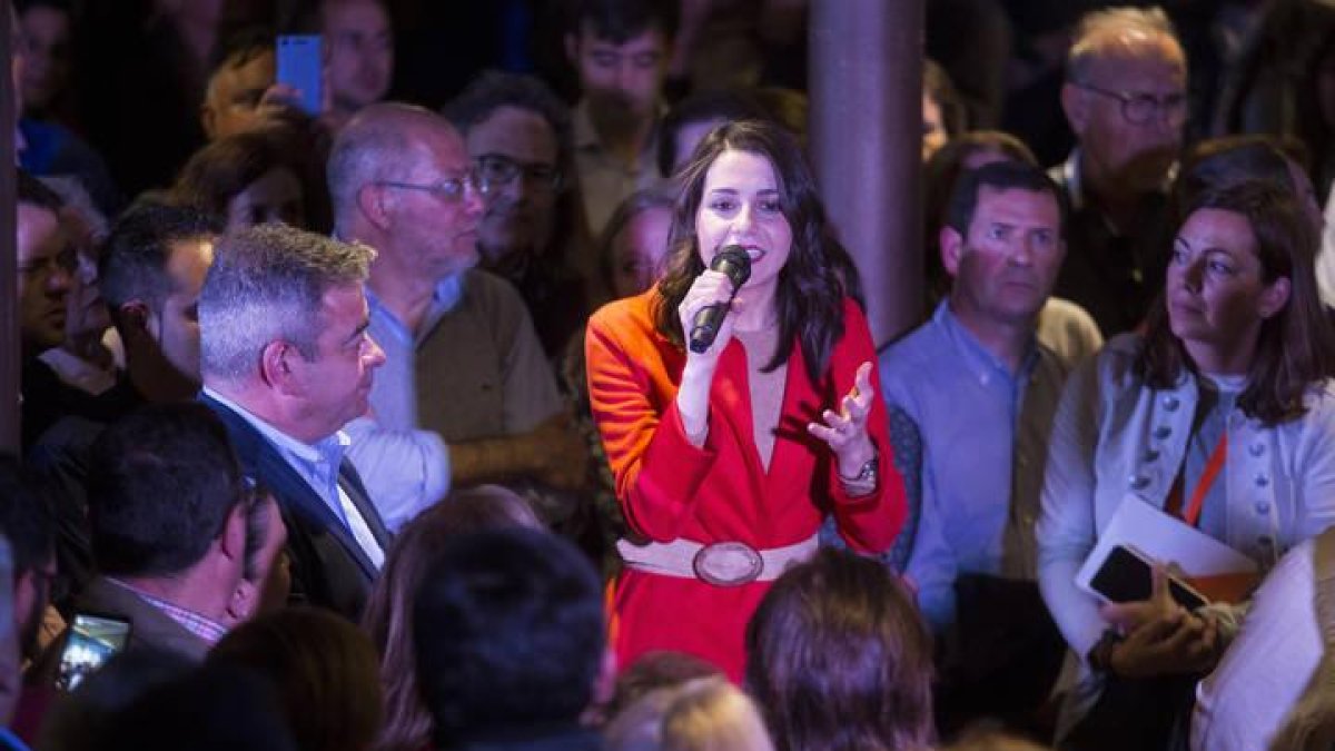 La candidata de Cs al Congreso, Inés Arrimadas, inauguró en León su iniciativa 'Vamos de cañas'.