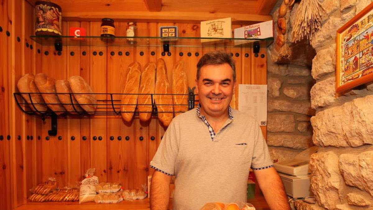 José Abel Alonso ensu despacho de pan en Riolago de Babia.