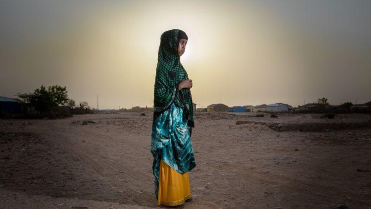 Halima (17 años, Somalia) fue obligada a casarse cuando tenía 15 con un hombre más de veinte años mayor que ella. Sufrió abusos psíquicos y físicos y se quedó embarazada. Dos meses después de dar a luz huyó del marido y hasta la fecha éste le impide ver a