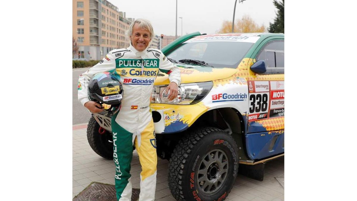 Calleja con el vehículo con el que disputará el Dakar 2019. HIDALGO