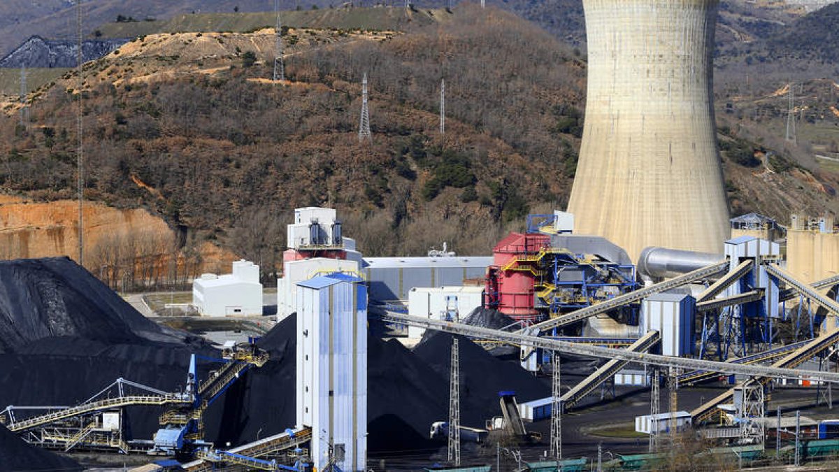 La central térmica de La Robla está quemando menos carbón a la hora de crear energía.