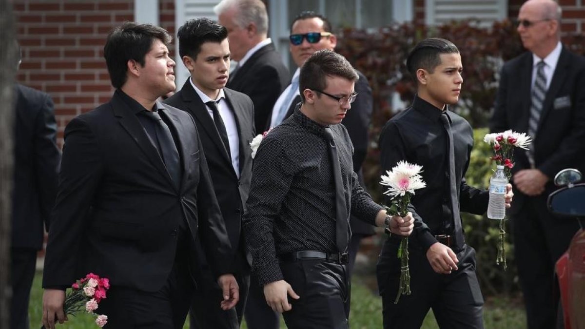 Estudiantes del instituto de Parkland acuden al funeral por su compañera Alaina Petty, de 14 años, una de las víctimas mortales del tiroteo.