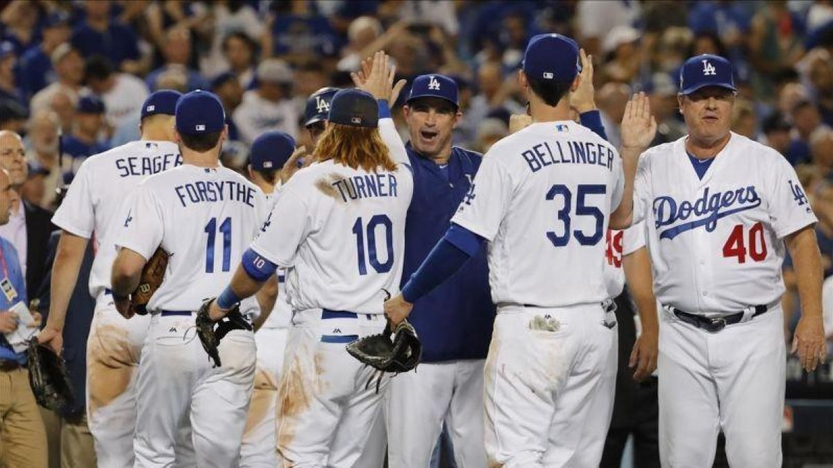 Los jugadores de los Dodgers de Los Angeles se felicitan tras ganar a los Astros de Houston.