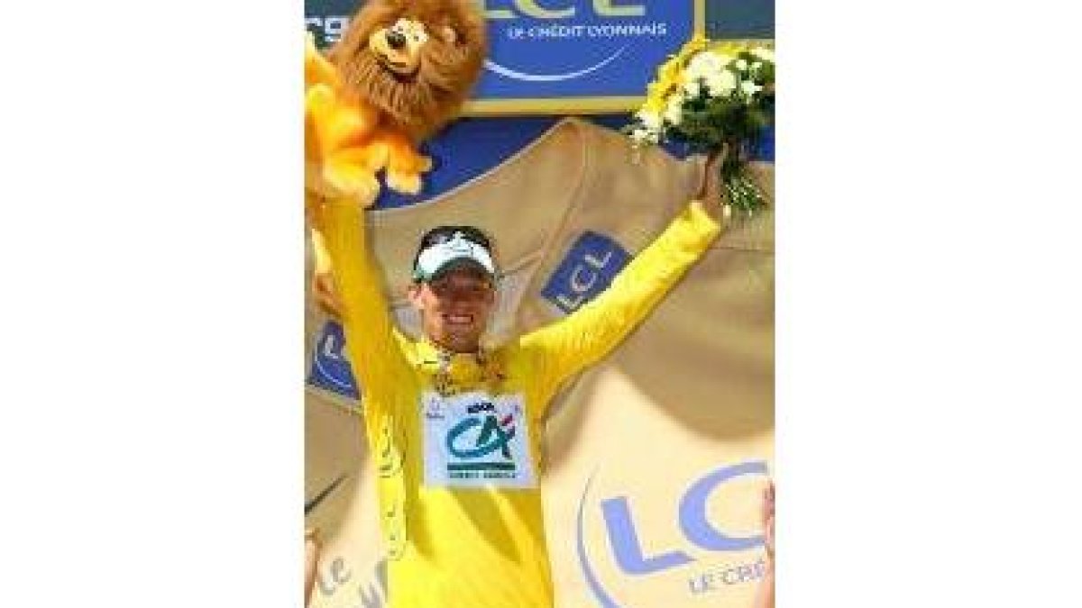 Hushovd, con el maillot amarillo, celebra la victoria conseguida ayer