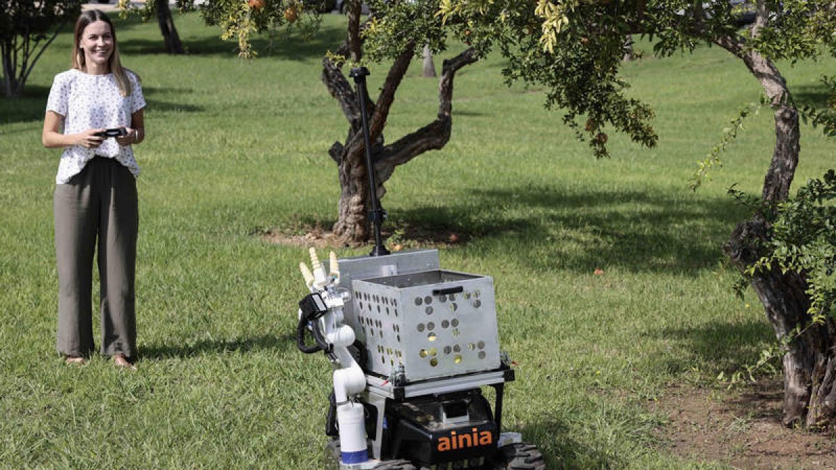 la responsable del proyecto ‘foodcollect’, Gabriele Kubiliute, junto al robot. ANA ESCOBAR