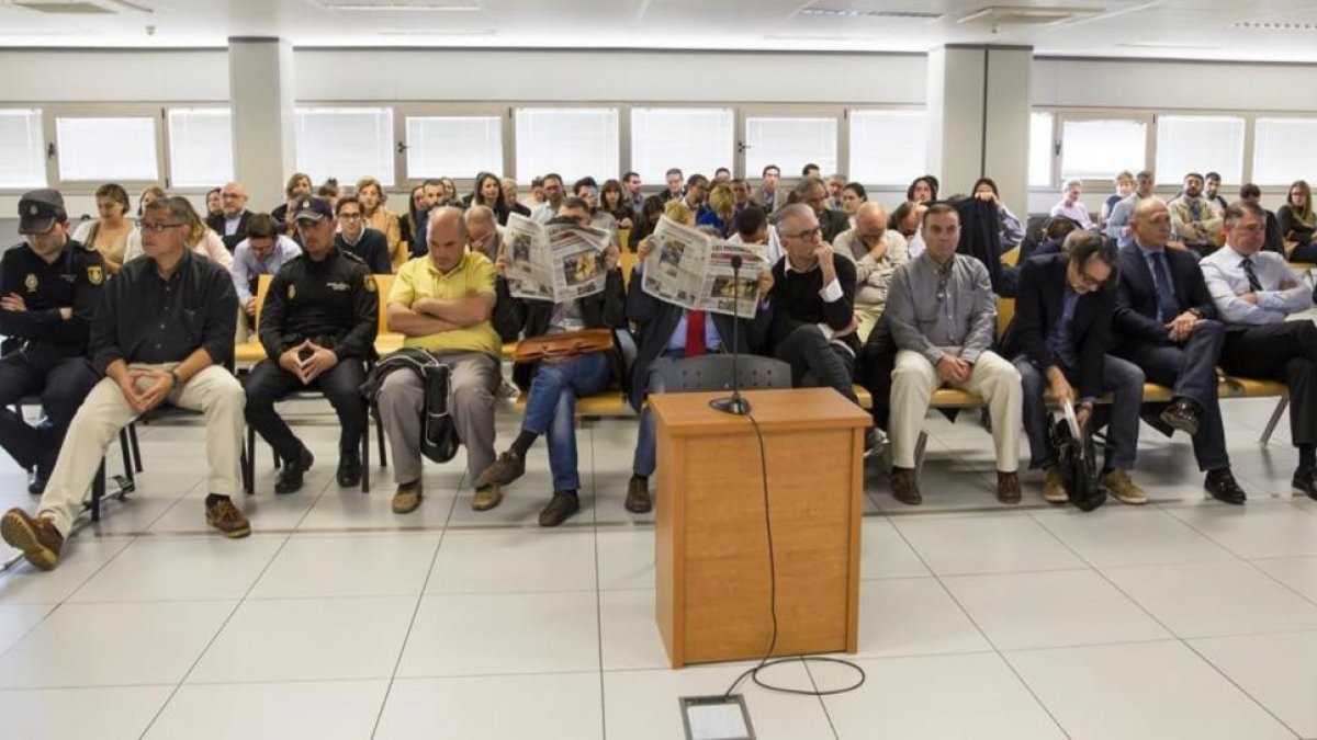 Los acusados del 'caso Emarsa', en el arranque del juicio, este martes en València.