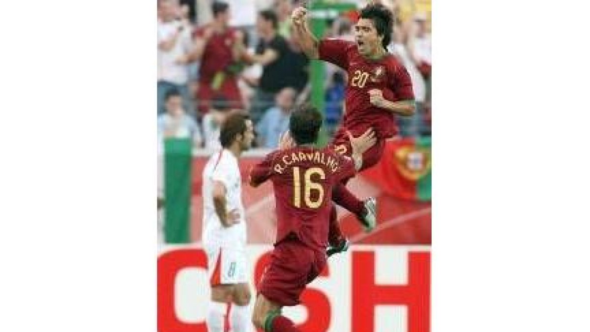 Deco celebra su gol con su compañero Ricardo Carvalho