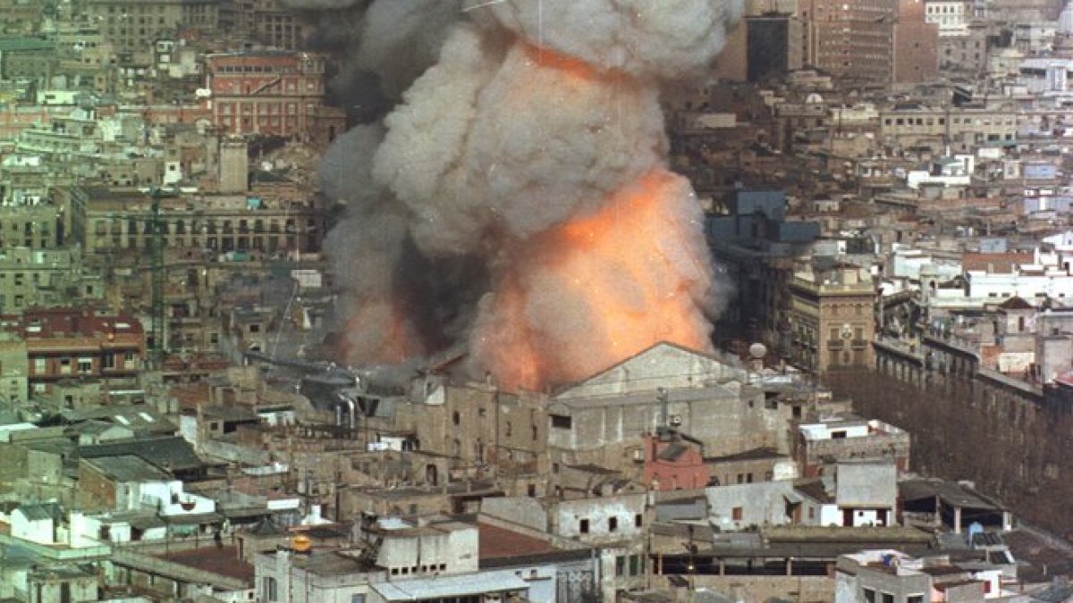 El Liceo de Barcelona envuelto en llamas en 1994.