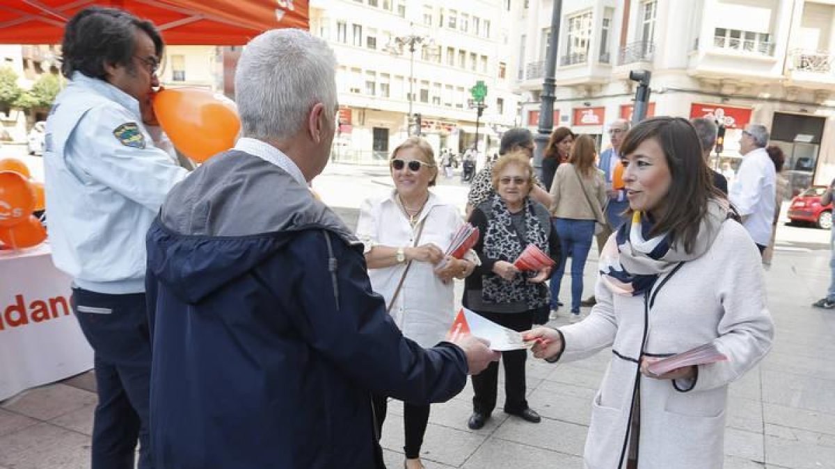 Campaña electoral de Ciudadanos en el rastro dominical de León. En la imagen, la candidata a la Alcaldía de la capital, Gemma Villarroel