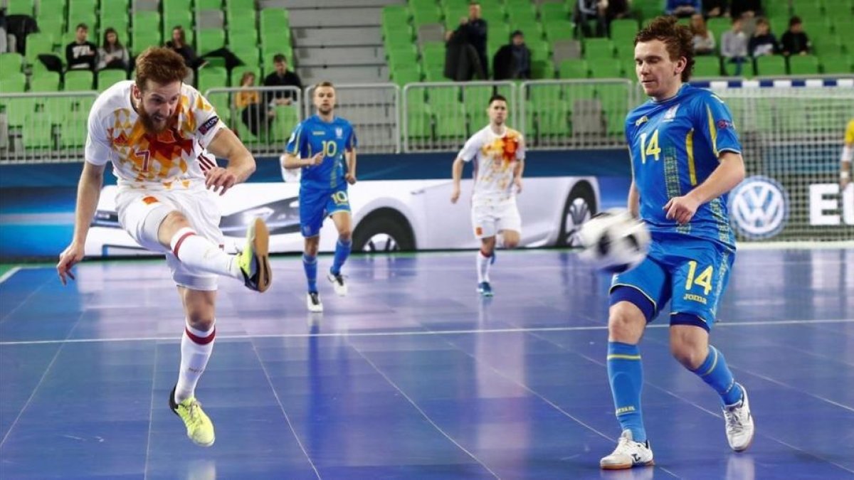 El español Pola marca el gol ante Ucrania, en cuartos de final.