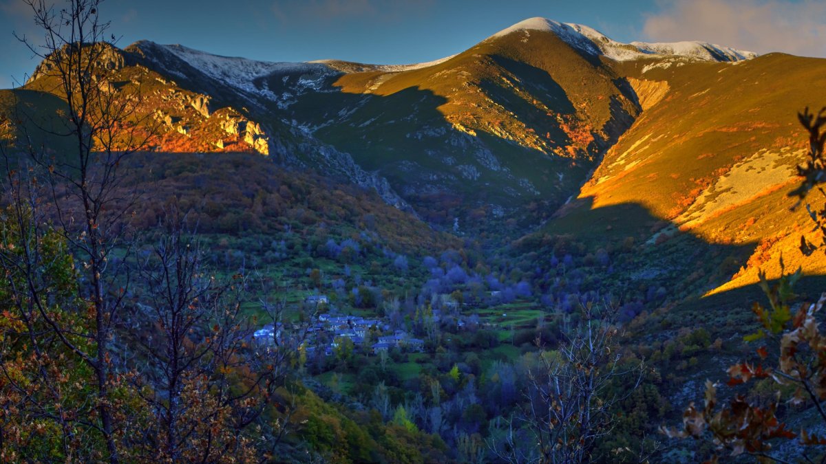 Vista del pueblo Los Montes de la Ermita, en las faldas de la Sierra de Gistredo. ECOURBAN