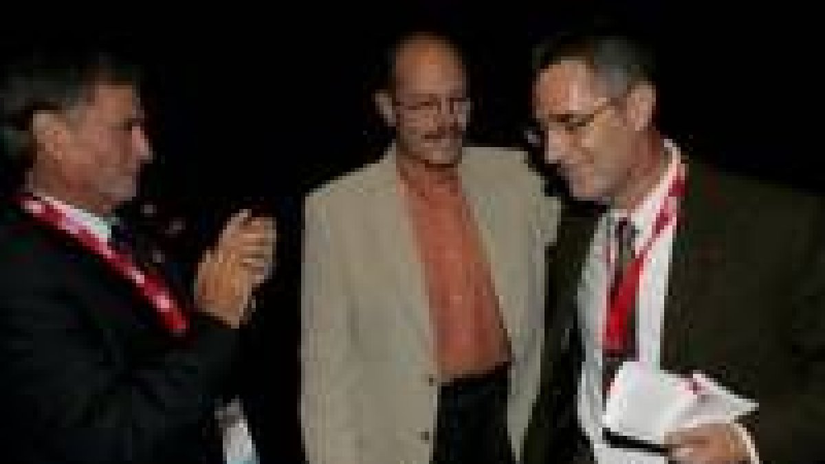 Fermín Carnero aplaude a su sucesor, Agustín Prieto, con Carranza, el otro candidato, en el centro